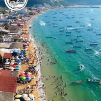 Playa con barcos y agua cristalina